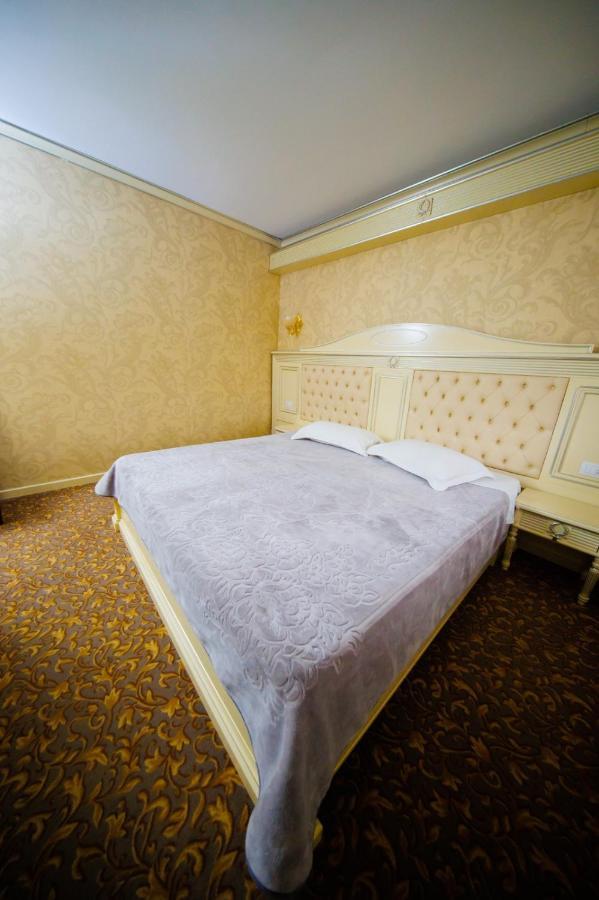 Cazare Plopii Fara Sot Яссы Экстерьер фото